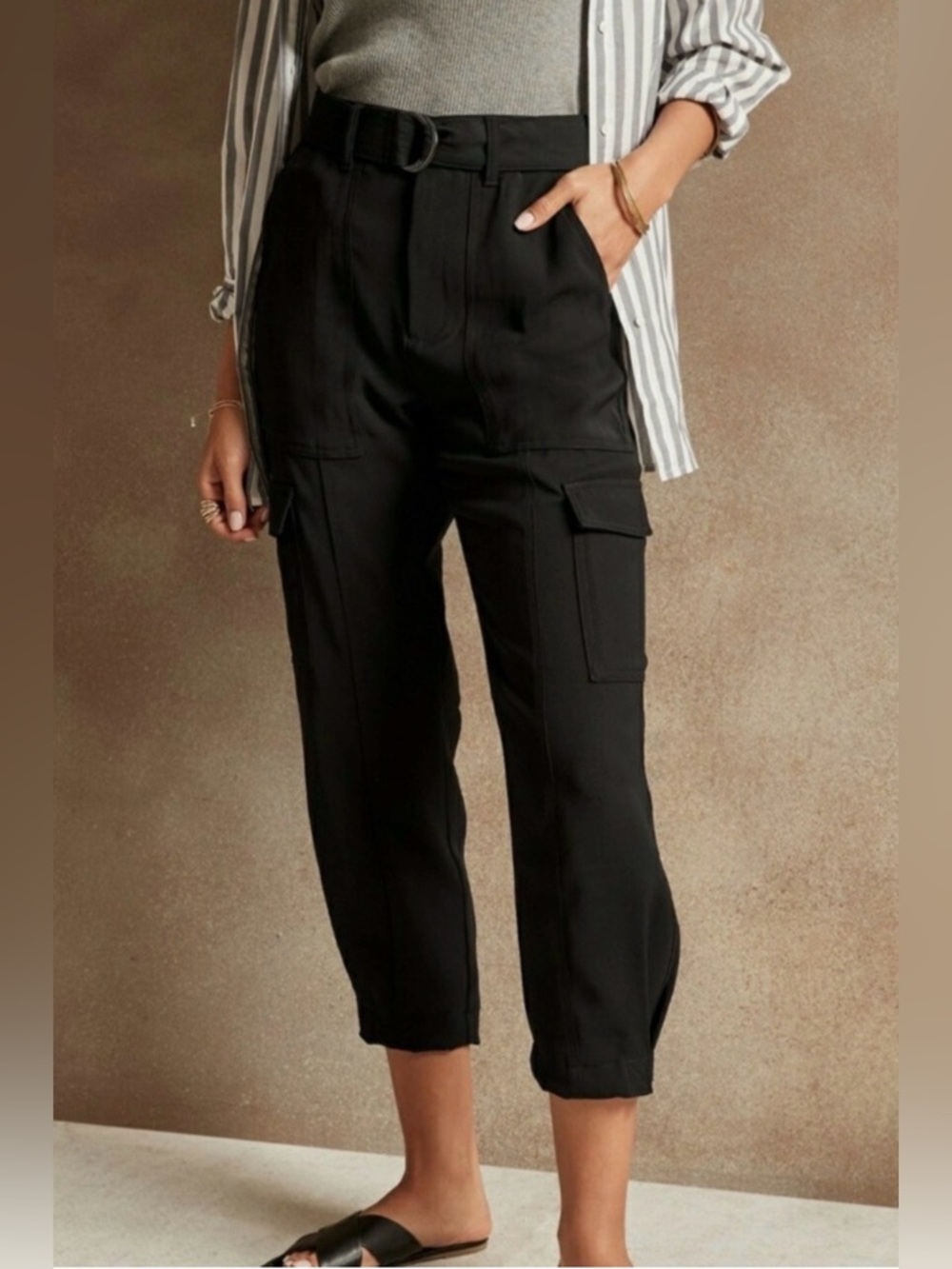 Banana Republic Women’s Cropped Cargo Joggers / Black / Size 4